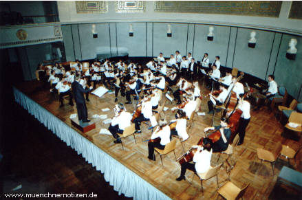 Das Jugend-Orchester unter der Leitung von C. Wangler