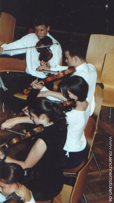 Die Streicher des Jugend-Orchesters